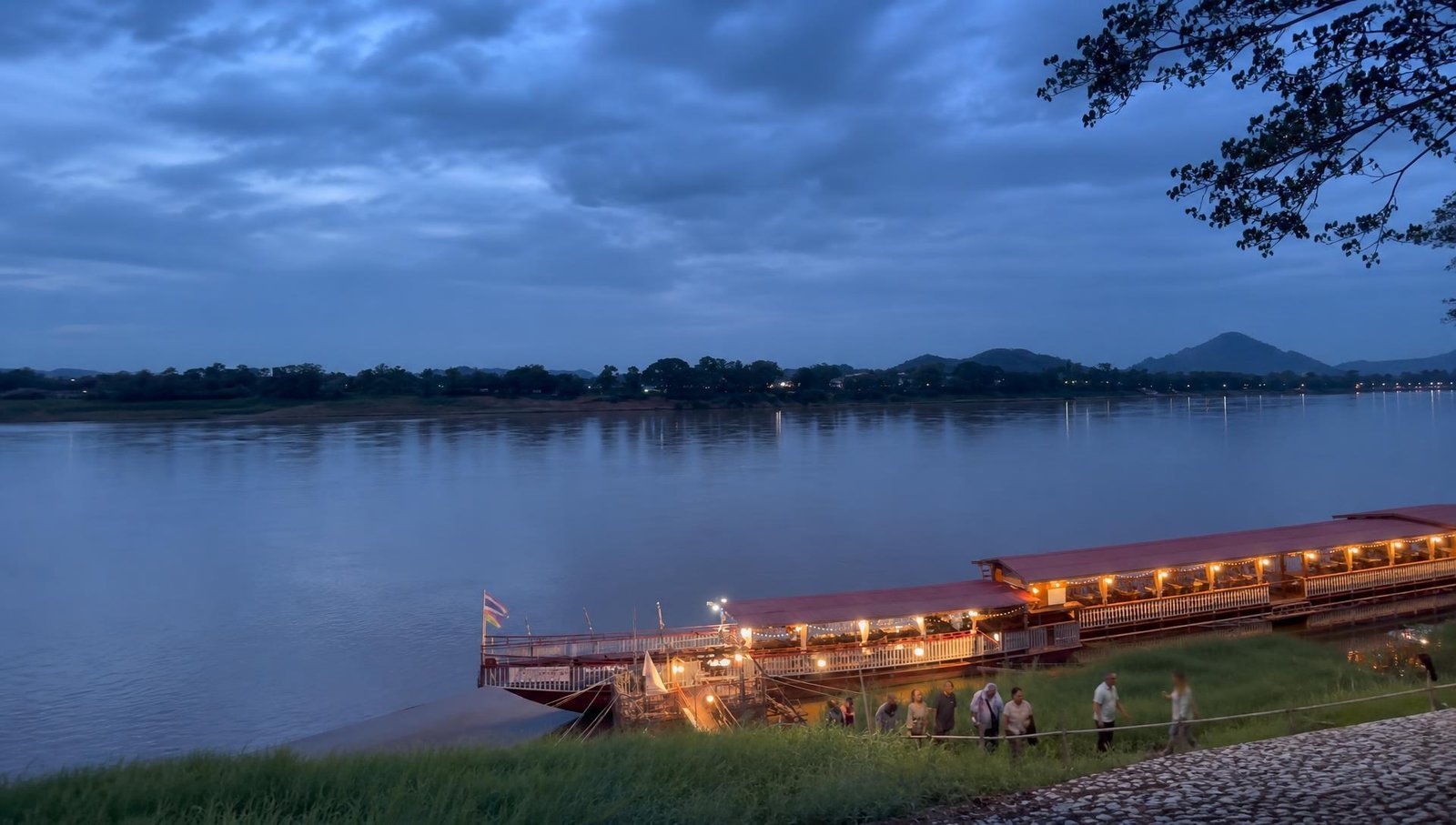 ล่องเรือแม่น้ำโขงยามเย็น สัมผัสความโรแมนติกที่เชียงคาน